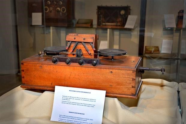 Marconi day, Pucciarelli (Difesa) al Museo Tecnico Navale della Marina si celebra il Premio Nobel per la fisica 2 Il ricevitore a detector magnetico conservato presso il Museo Tecnico Navale