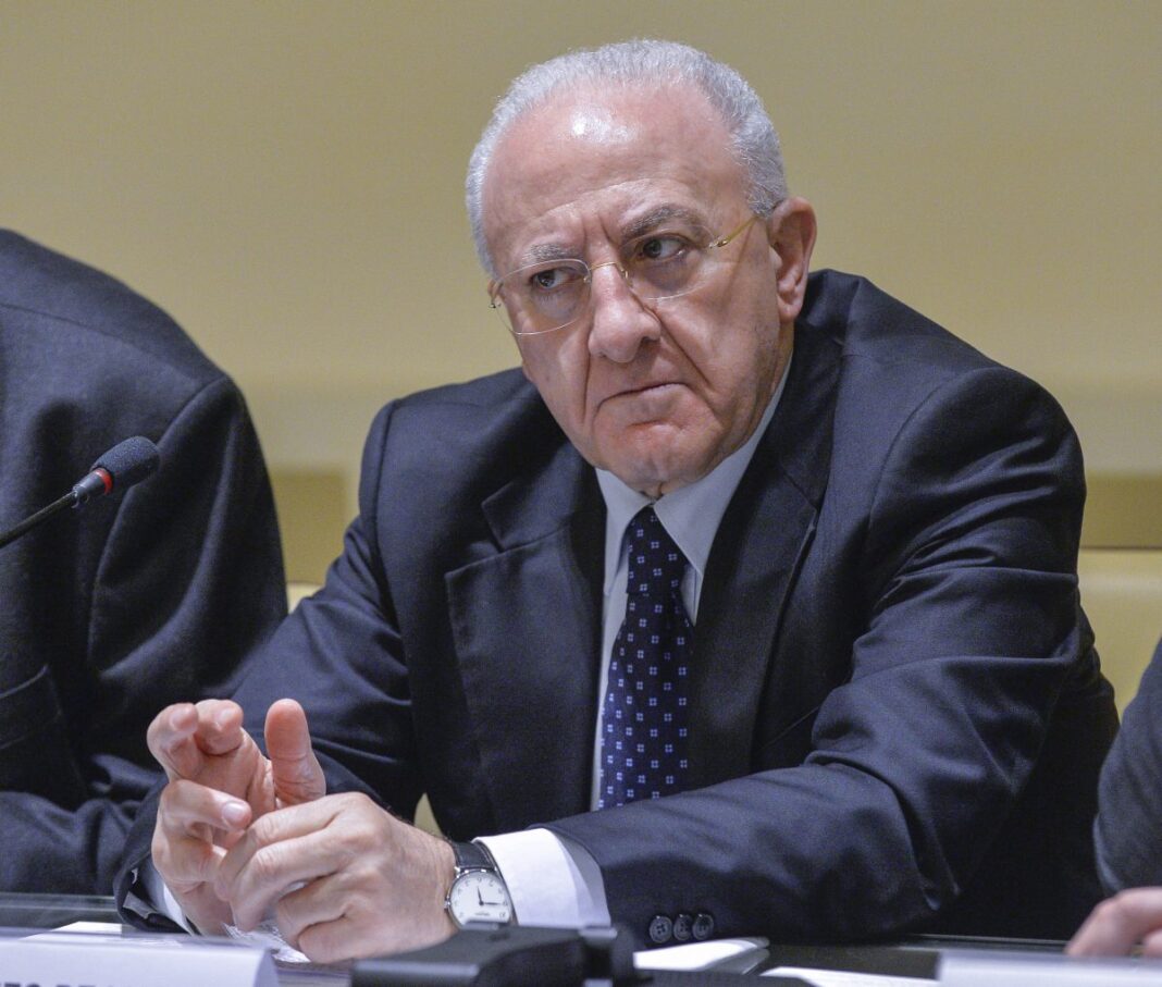 Vaccino, De Luca: “Aprono ai 40enni ma le dosi non ci sono” Vaccino, De Luca: “Aprono ai 40enni ma le dosi non ci sono”