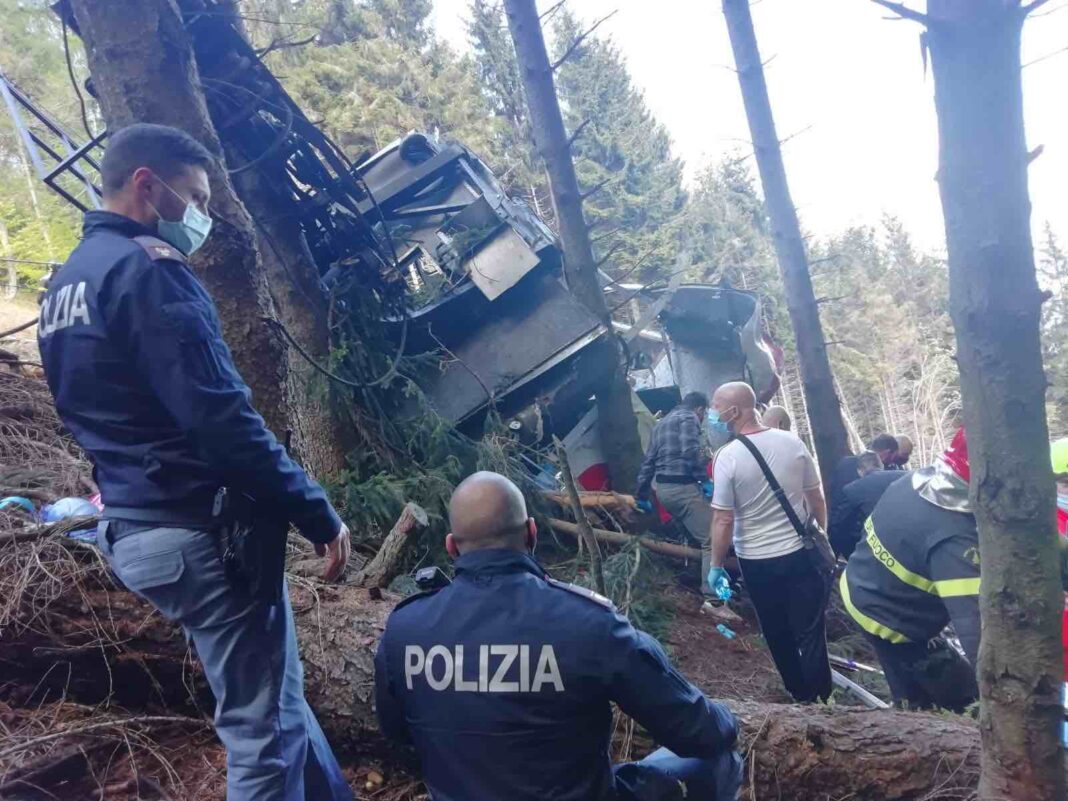 Tragedia sul Lago Maggiore, precipita una cabina della funivia Stresa-Mottarone. Draghi: “Profondo dolore” Tragedia sul Lago Maggiore, precipita una cabina della funivia Stresa-Mottarone. Draghi: “Profondo dolore”