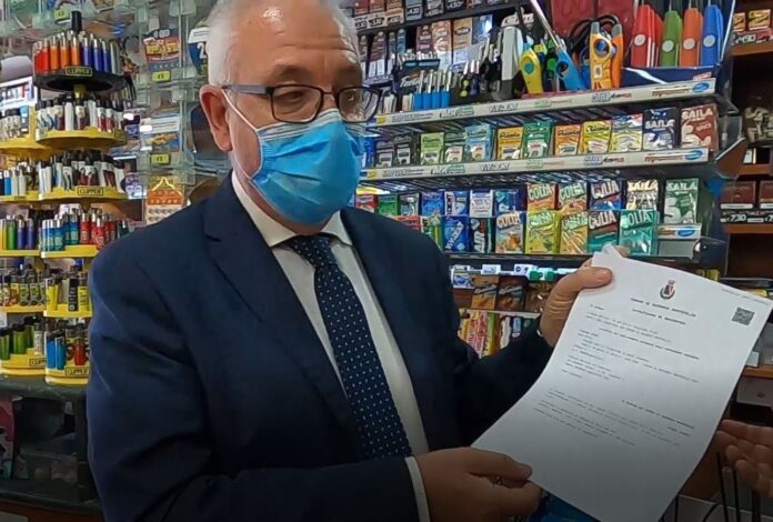Sindaco certificato in tabaccheria.