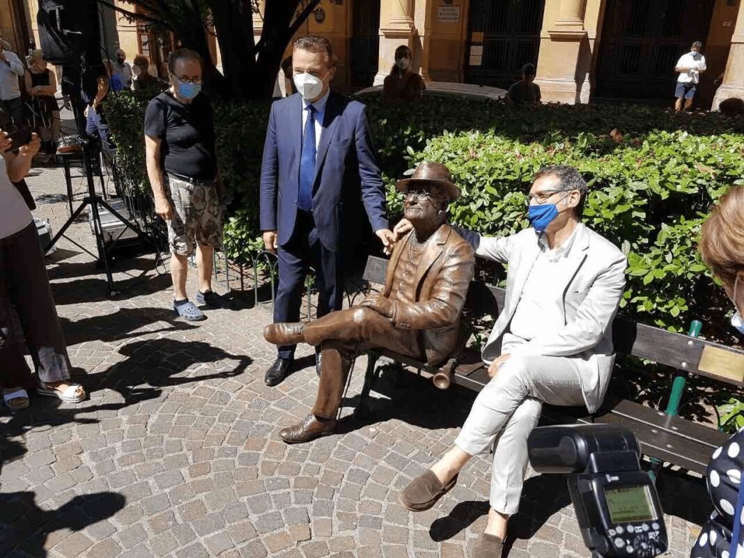 A Bologna inaugurata la statua dedicata a Lucio Dalla A Bologna inaugurata la statua dedicata a Lucio Dalla