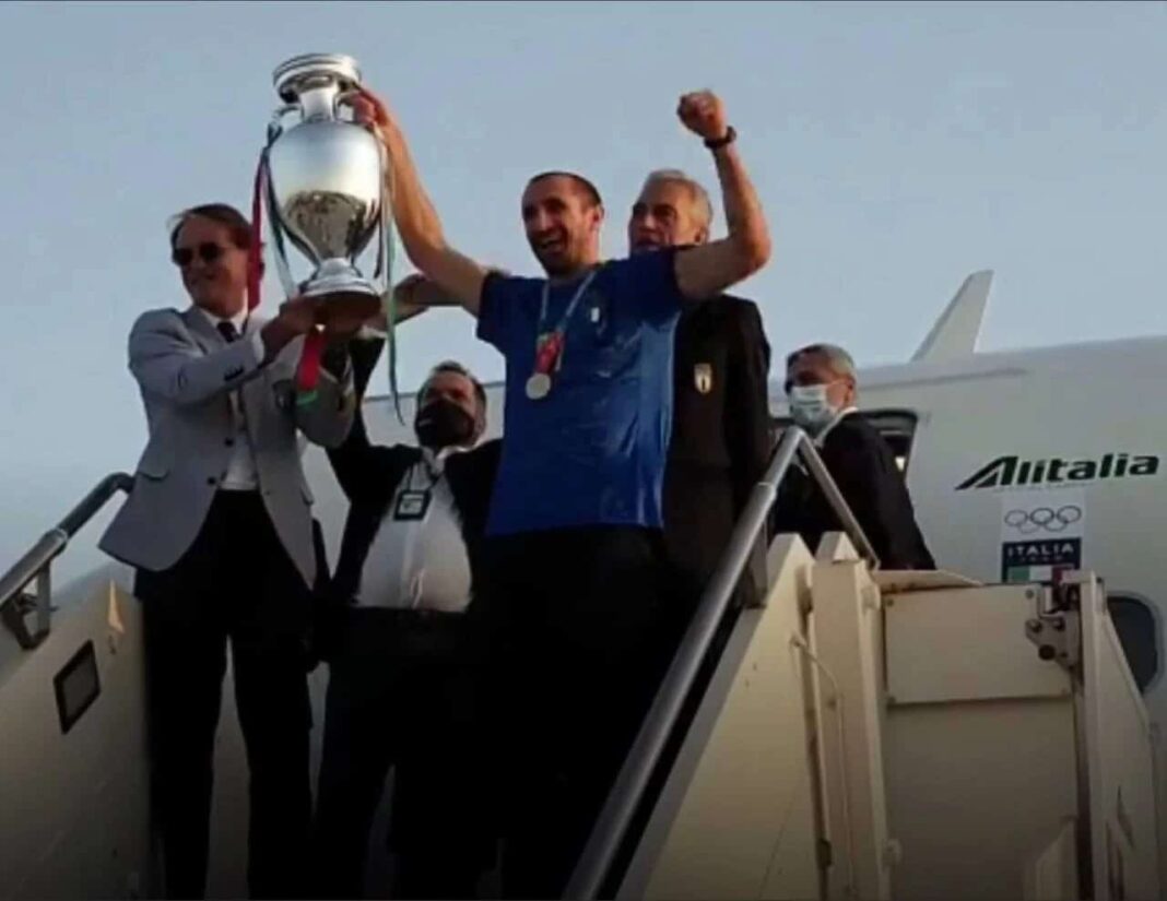 Gli azzurri accolti a Fiumicino dai tifosi. Nel pomeriggio l’incontro con Draghi e Mattarella Gli azzurri accolti a Fiumicino dai tifosi. Nel pomeriggio l’incontro con Draghi e Mattarella