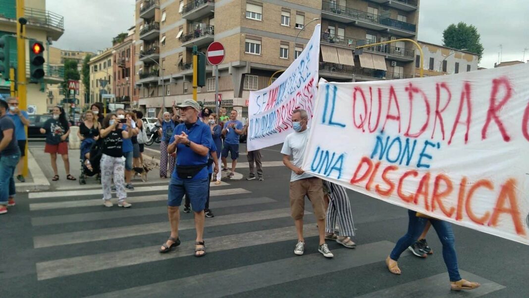 A Roma i cittadini del Quadraro bloccano il traffico: “Basta rifiuti in strada” A Roma i cittadini del Quadraro bloccano il traffico: “Basta rifiuti in strada”