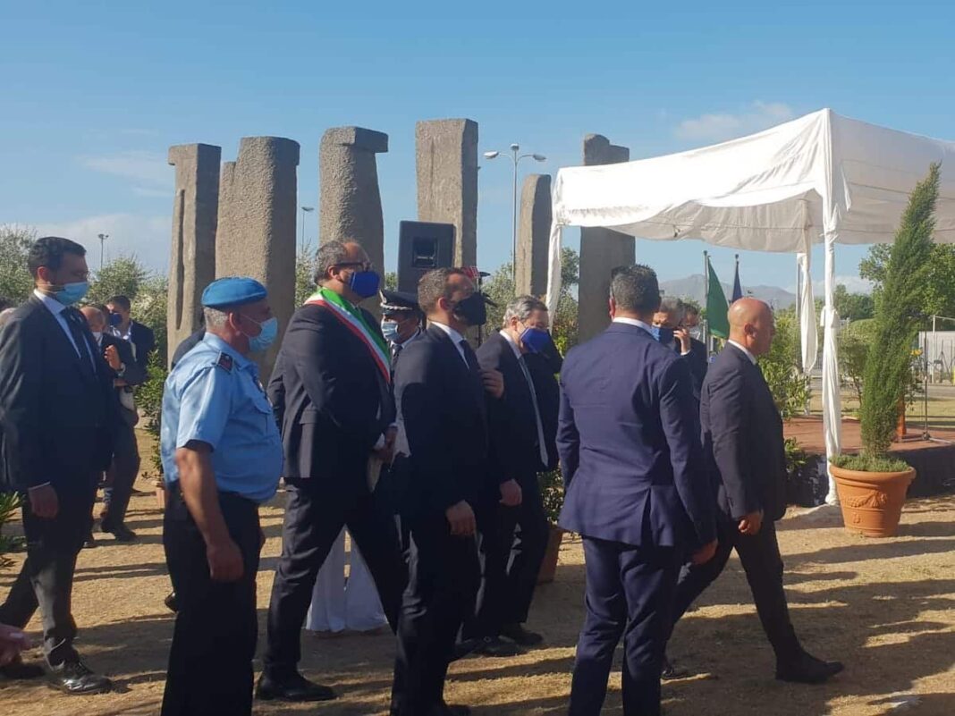 Draghi al carcere di Santa Maria Capua Vetere, applausi dai detenuti Draghi al carcere di Santa Maria Capua Vetere, applausi dai detenuti