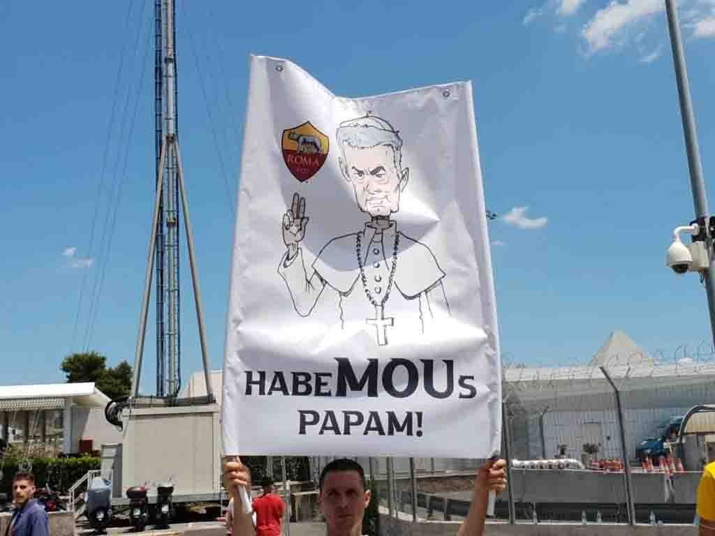 Mourinho come il pontefice, i tifosi della Roma lo attendono a Ciampino: ‘HabeMOUs Papam’ 1 roma1