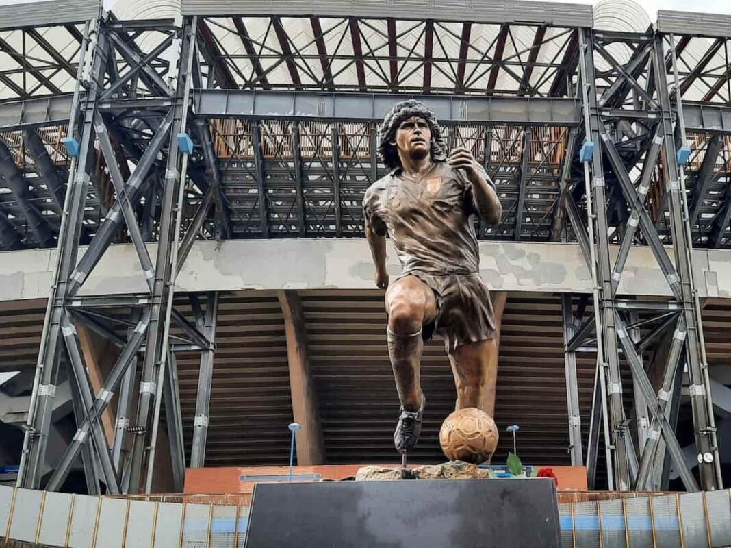 Maradona come un dio greco, statua di bronzo resterà davanti allo stadio di Napoli con il suo nome Maradona come un dio greco, statua di bronzo resterà davanti allo stadio di Napoli con il suo nome