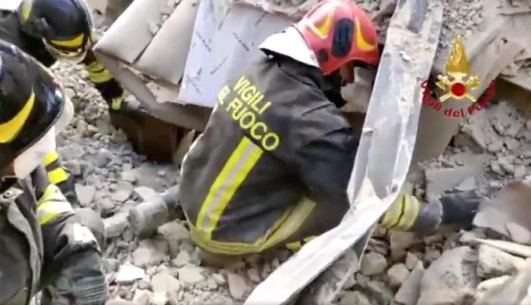 Coppia di anziani sotto le macerie dopo un’esplosione nella loro villetta, donna estratta viva Coppia di anziani sotto le macerie dopo un’esplosione nella loro villetta, donna estratta viva
