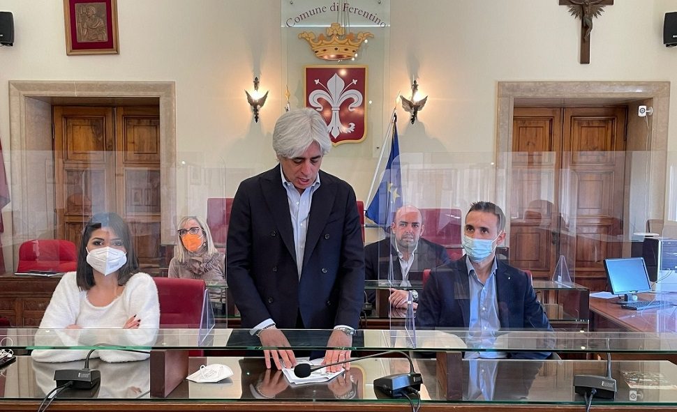 FERENTINO, IL COMUNE FIRMA LA CONVENZIONE CON LA FEDERAZIONE ITALIANA TABACCAI:DA OGGI I CERTIFICATI ANAGRAFICI SI POSSONO RICHIEDERE ANCHE IN TABACCHERIA 1 Convenzione Fit2