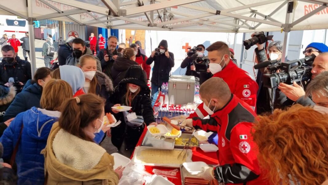 Torna a Roma con 83 profughi ucraini il convoglio della Croce Rossa Italiana Torna a Roma con 83 profughi ucraini il convoglio della Croce Rossa Italiana