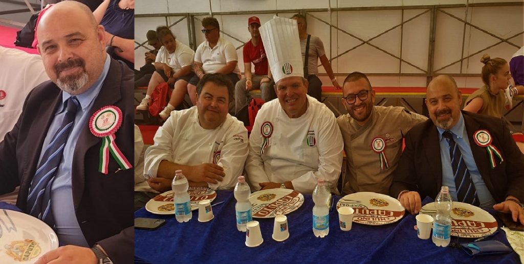 Luca Mendozza è il vincitore del Campionato Mondiale del Pizzaiolo per la pizza in teglia al Pizza Village di Napoli 1 foto lopa trofeo caputo 2022 con giuria chef e panificatori