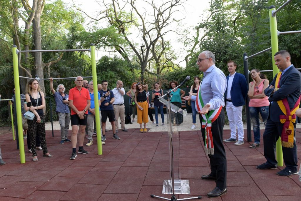 PARCO DELLA CAFFARELLA, GUALTIERI E ALFONSI INAUGURANO NUOVA AREA FITNESS. PROGRAMMATA RIQUALIFICAZIONE DI AREE VERDI IN TUTTI I MUNICIPI 1 IMG 20220702 WA0011
