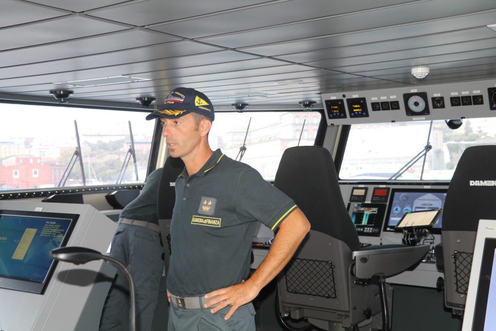 La crociera inaugurale formativa-operativa della nave ammiraglia della Guardia di Finanza 2 il Comandante Vicedomini in plancia