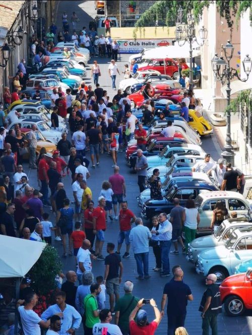 Un’invasione di splendidi modelli d’epoca della Fiat 500 Un’invasione di splendidi modelli d’epoca della Fiat 500