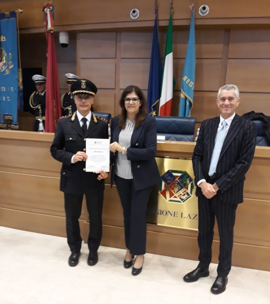 LA POLIZIA LOCALE DELLA PROVINCIA DI FROSINONE PREMIATA IN REGIONE PER IL GRANDE LAVORO DURANTE LA PANDEMIA 2 Consegna attestato