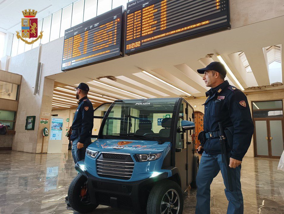 <strong>Bilancio dell’attività della Polizia di Stato nelle stazioni ferroviarie e sui treni nel mese di novembre 2022 </strong> 1 Divisa invernale con logo