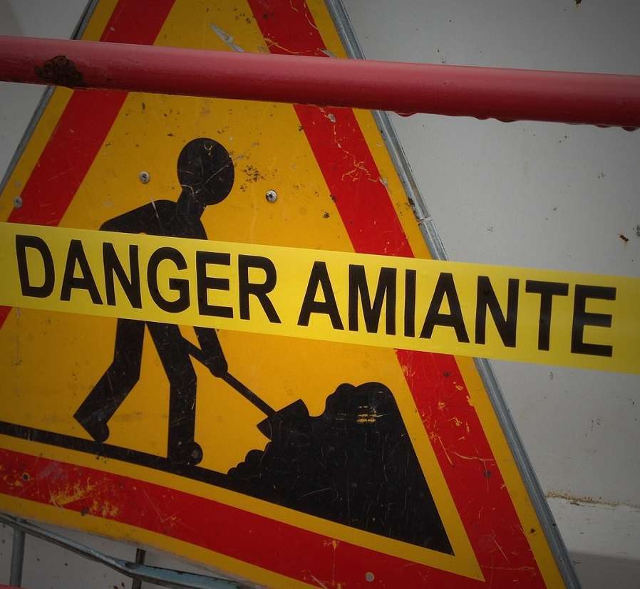 <strong>Sentenza storica: la Cassazione riapre i termini chiusi nel 2005 per gli ex dipendenti del cantiere navale della Posillipo di Sabaudia esposti ad amianto</strong> 1 amianto cartello danger