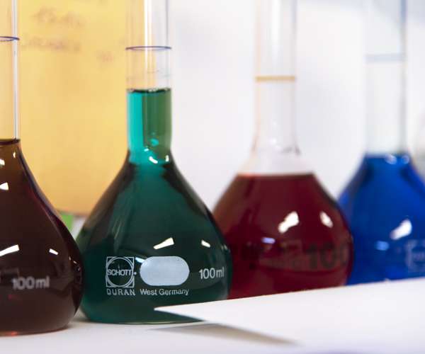 <strong>La Favini inaugura il nuovo laboratorio per ampliare la ricerca e lo sviluppo</strong> 2 Ampolline colori