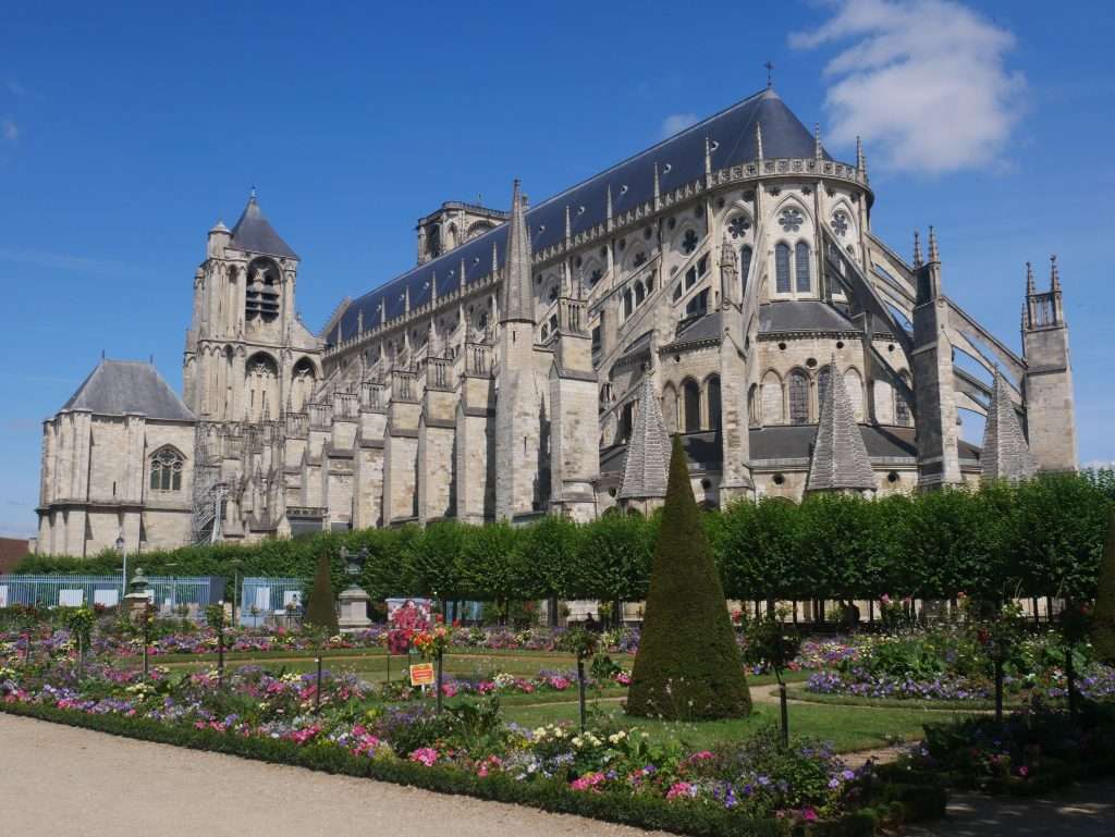<strong>Le nuove destinazioni delle località francesi per le prossime vacanze</strong> 2 Cattedrale de Bourges Centro Valle della Loira