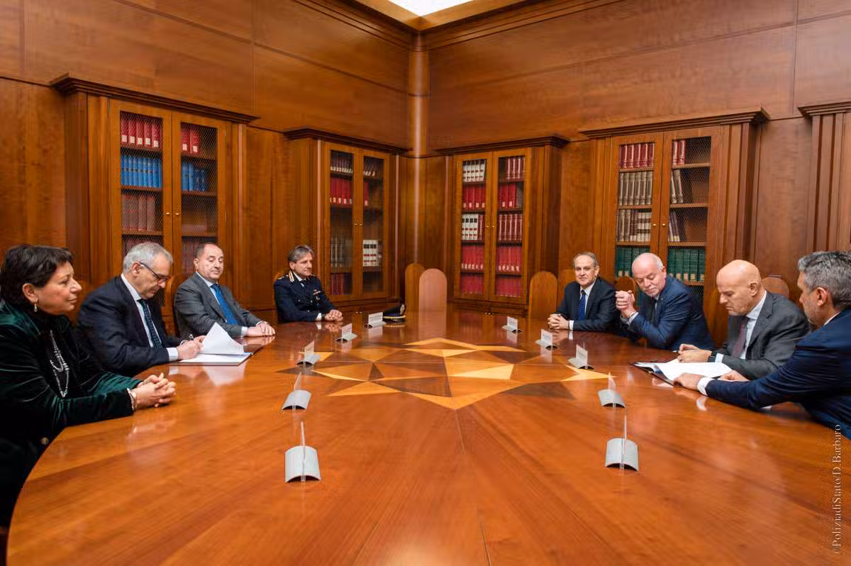 <strong>Polizia di Stato e Eni rinnovano l’accordo sulla prevenzione e il contrasto dei crimini informatici</strong> <strong>Polizia di Stato e Eni rinnovano l’accordo sulla prevenzione e il contrasto dei crimini informatici</strong>