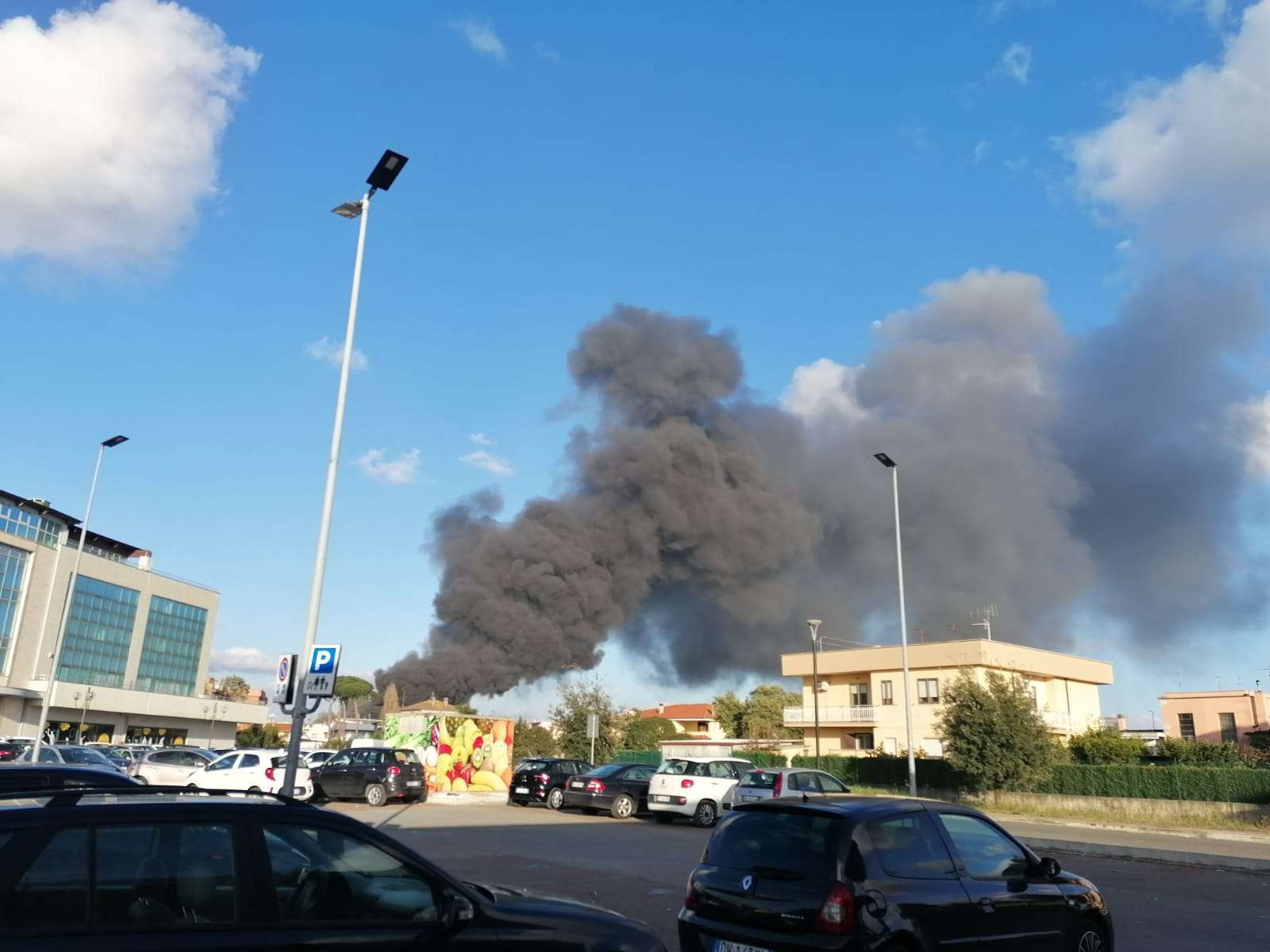<strong>Disastro ambientale ad Aprilia, maxi incendio alla ex Freddindustria (ex dogana) piena di amianto</strong> <strong>Disastro ambientale ad Aprilia, maxi incendio alla ex Freddindustria (ex dogana) piena di amianto</strong>