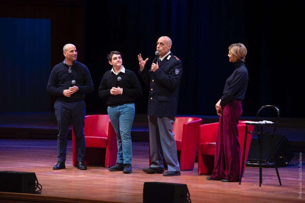 POLIZIA POSTALE: DOCUFILM SENZA RETE POLIZIA POSTALE: DOCUFILM SENZA RETE