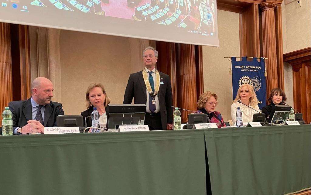 La Cultura della Relazione bussola per navigare nel nostro Piccolo Oceano <strong>Al Senato “Donne d’arte dal Mediterraneo al Mediterraneo allargato”</strong> 2 Presidente Rotary Ckub di Roma A. Scaletti e tavolo