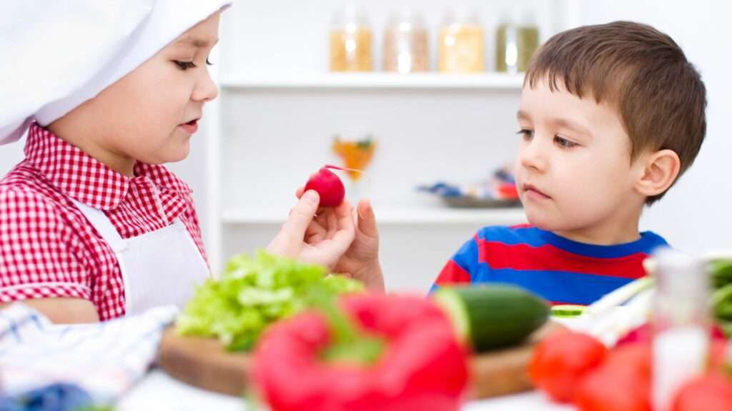 Cibo, i bimbi in Italia mangiano poca verdura. E a scuola neanche non la toccano 2 bambini insalata 2 1024x576 1