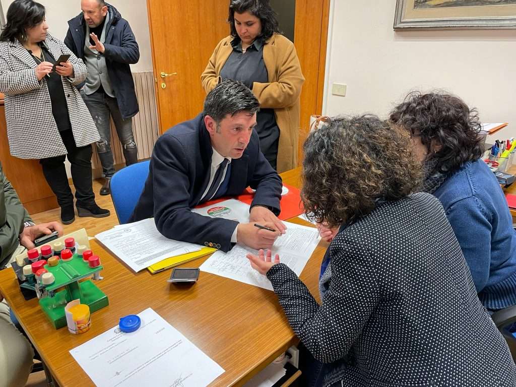 La Lista “Arpino in Comune” è ufficialmente in corsa per le elezioni comunali del 14 e 15 maggio 2023 1 Andrea Chietini firma la candidatura