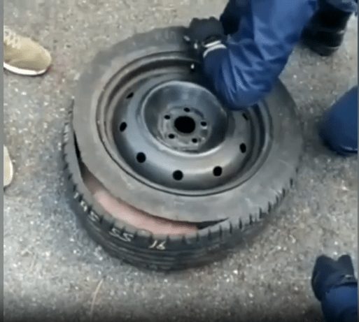POLIZIA DI STATO UN ARRESTO PER TRAFFICO INTERNAZIONALE DI DROGA AL TRAFORO DEL FREIUS, CARICO DI STUPEFACENTE NASCOSTO NEGLI PNEUMATICI 1 Opera Snapshot 2023 04 05 192051 www.poliziadistato.it
