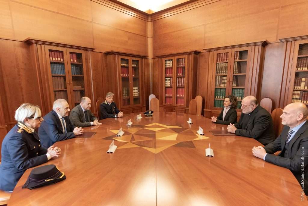 Polizia di Stato e l’Associazione Meter siglano l’accordo per la tutela dei minori e la prevenzione degli abusi online 1 fotopostale