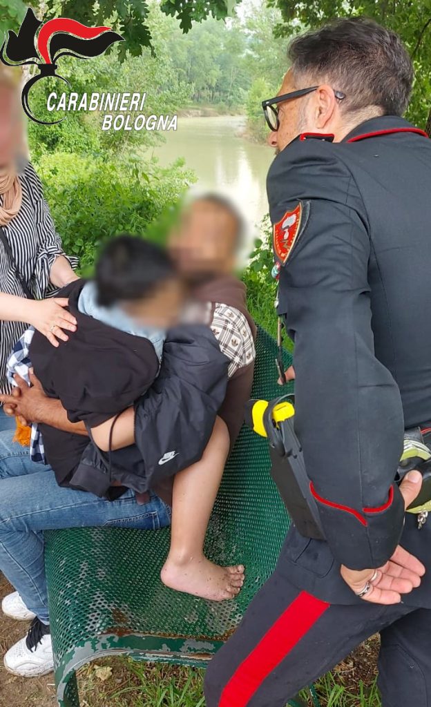 CARABINIERI: BOLOGNA, OSPITATO DAI NONNI DOPO EVACUAZIONE PROPRIA ABITAZIONE BAMBINO SI ALLONTANA E RISCHIA DI ESSERE TRASCINATO VIA DAL FIUME SALVATO DAI CARABINIERI 1 20230527 Foto 1 CC Bologna