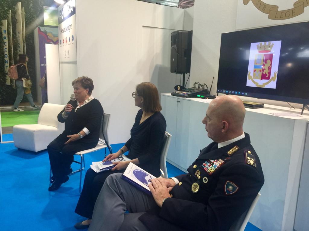 ALLO STAND DELLA POLIZIA DI STATO AL SALONE DEL LIBRO LA PRESENTAZIONE DEL VOLUME UN POLIZIOTTO DI NOME PETRI CON ALMA PETRI 1 SALONE4