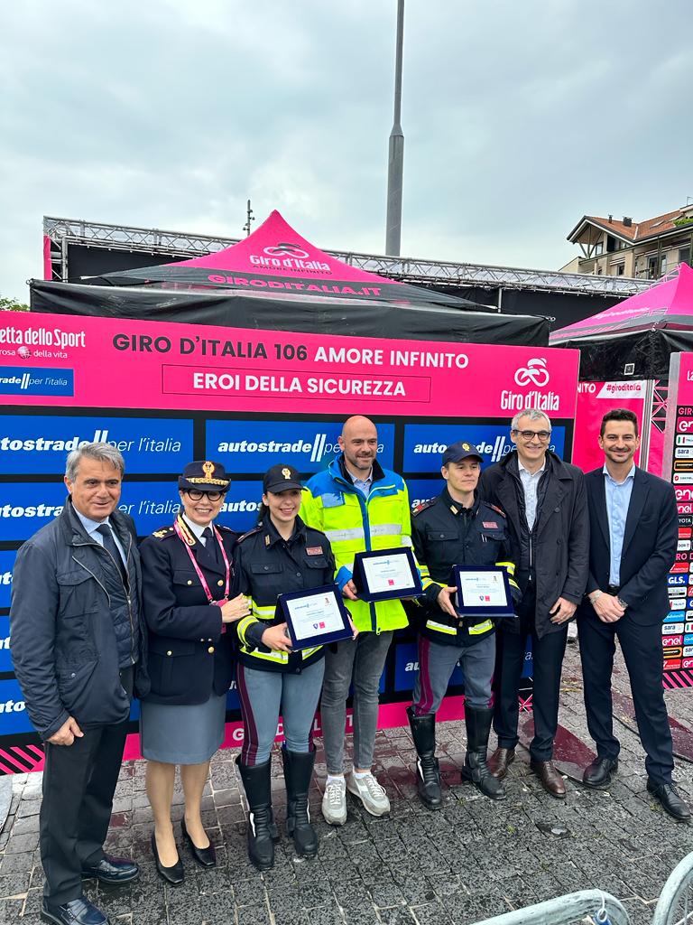 AUTOSTRADE PER L’ITALIA E POLIZIA STRADALE: INSIEME AL GIRO D’ITALIA PER LA DODICESIMA EDIZIONE DEGLI “EROI DELLA SICUREZZA” 1 WhatsApp Image 2023 05 21 at 09.35.25