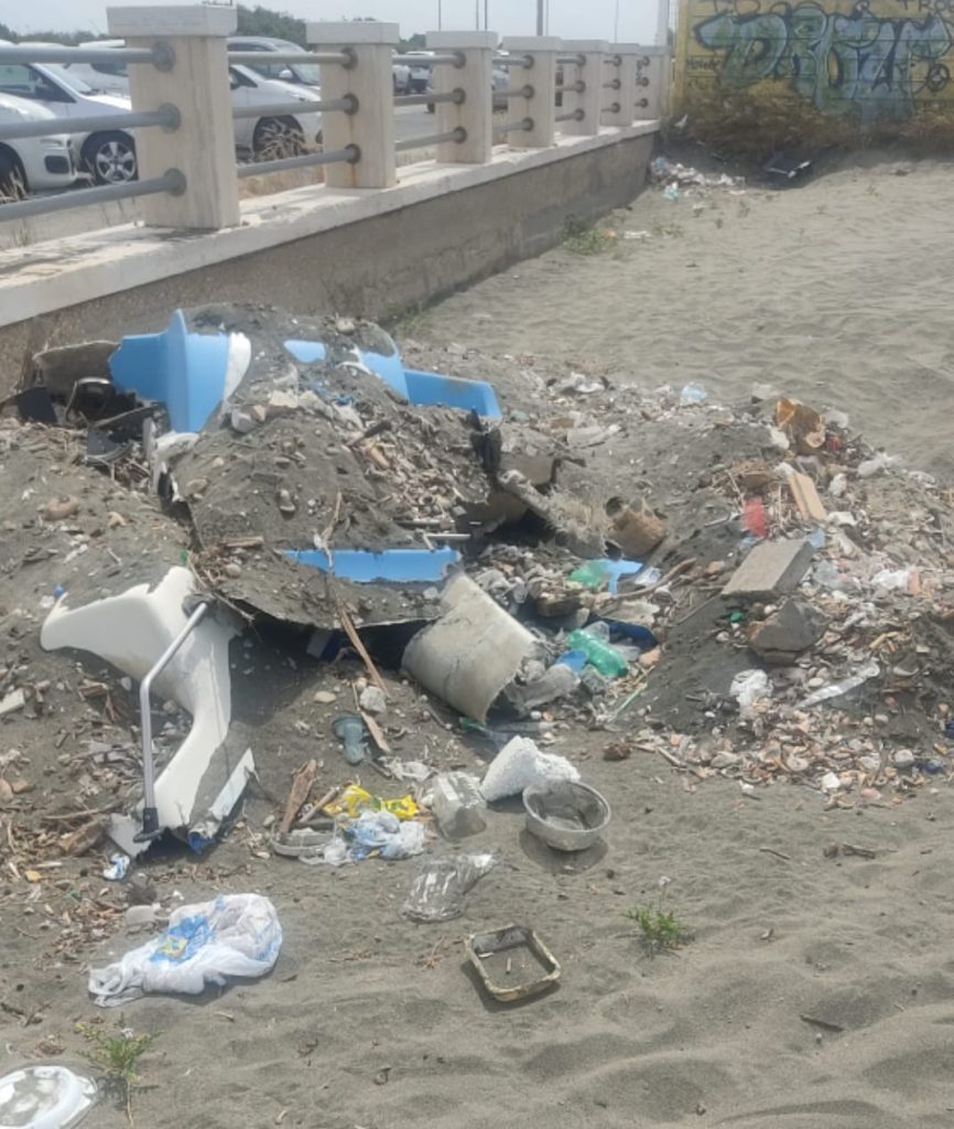Spiagge di Roma, Ferrara (M5S): "A rischio sicurezza e salute pubblica 1 rifiuti spiaggia Ostia1