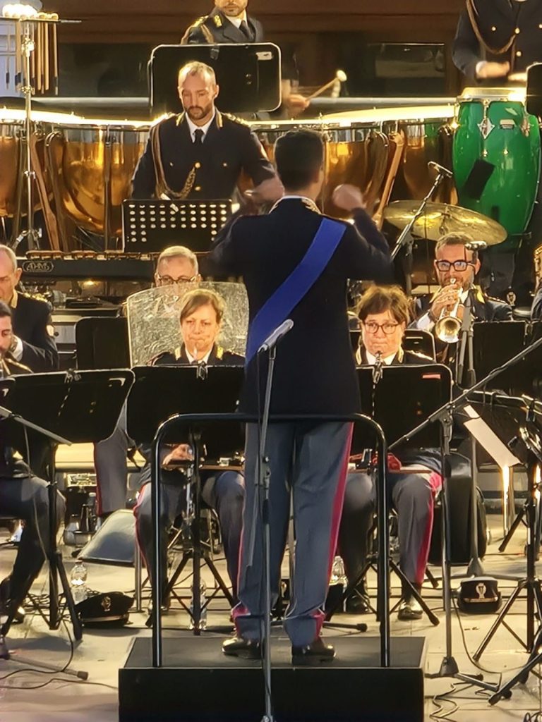 La Banda Musicale della Polizia di Stato chiostro del 700 del Palazzo Abbaziale di Loreto 1 band ps montevergine 12