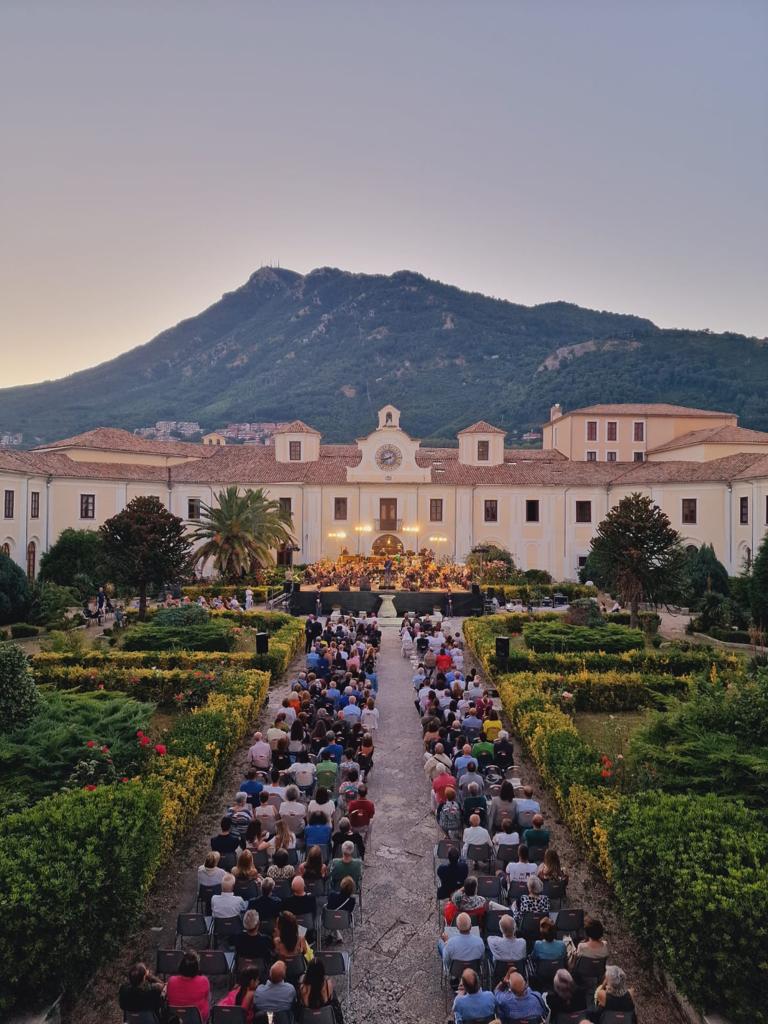 La Banda Musicale della Polizia di Stato chiostro del 700 del Palazzo Abbaziale di Loreto 2 band ps montevergine 8