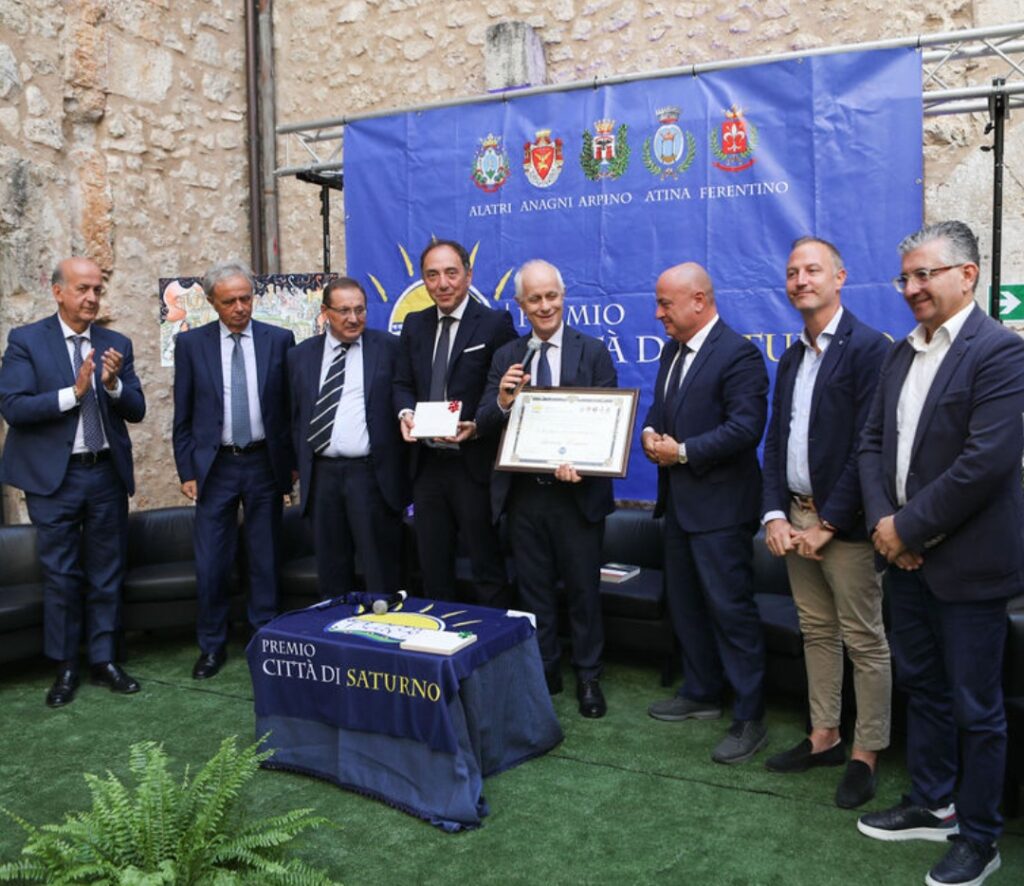 PREMIO CITTA’ DI SATURNO: RICONOSCIMENTI A LUCIANO FONTANA E AL GENERALE PASQUALE ANGELOSANTO 2 Screenshot 20230916 234726 Samsung Internet