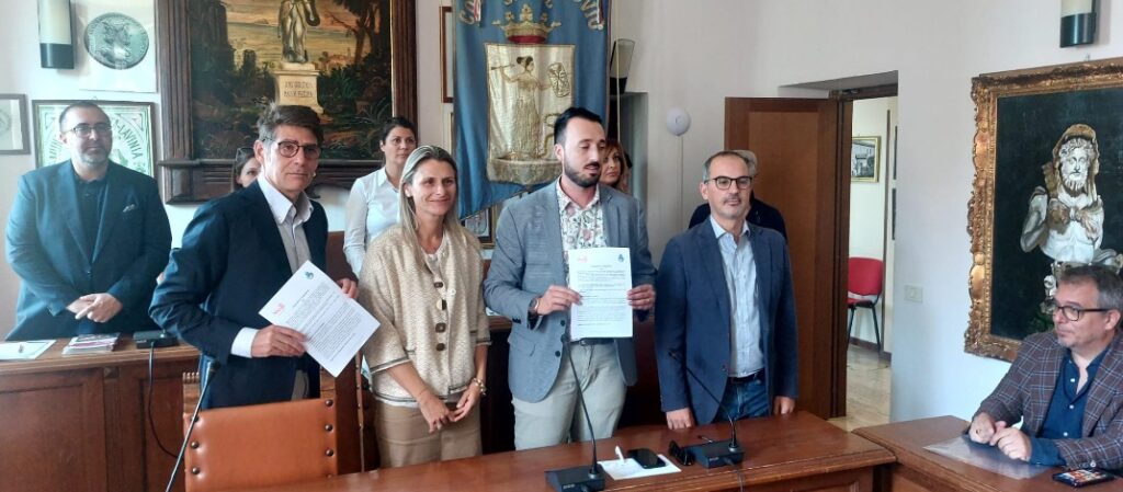 WINDTRE: A LANUVIO PARTE IL PROGETTO BORGHI CONNESSI 1 Firma protocollo Smart City Wind Tre con comune Lanuvio