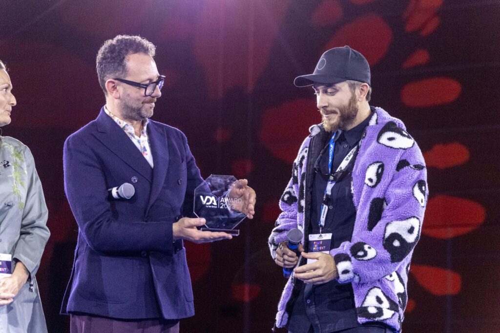 È di Luca Pozzi la migliore opera d’arte digitale dell’anno con ROSETTA MISSION 2022 1 Premiazione Luca Pozzi vincitore VDA Award 2023 Foto by Var group