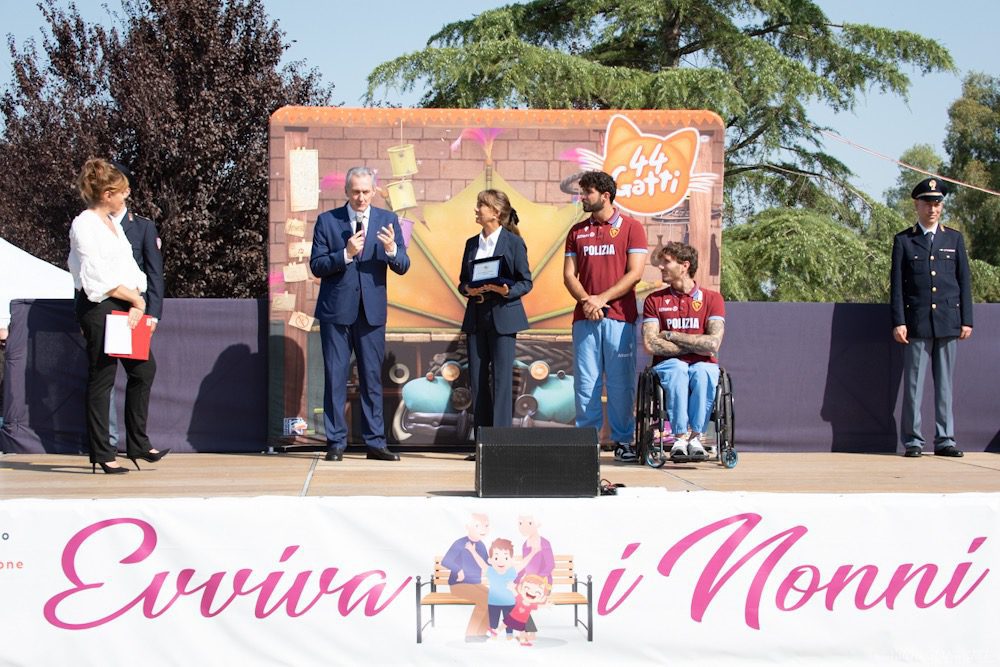 AL PARCO DELLA MISTICA LA POLIZIA DI STATO FESTEGGIA I NONNI 1 nonniadi6