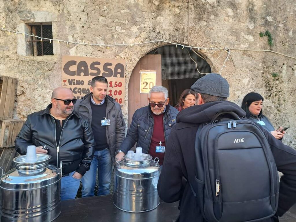 SUCCESSO DI PRESENZE PER “LE CANTINE DE NA VOTA” A ROCCASECCA: BUONA LA PRIMA PER LA NUOVA PRO LOCO TARGATA FABRIZIO TORRIERO 2 FB IMG 1700408193382