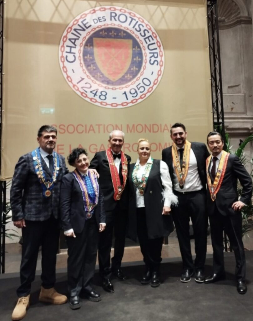 Concluso a Venezia il 55° Grand Chapitre d'Italie della Chaîne des Rôtisseurs 1 Maria Grazia Pisterzi con i soci del Bailliage 3