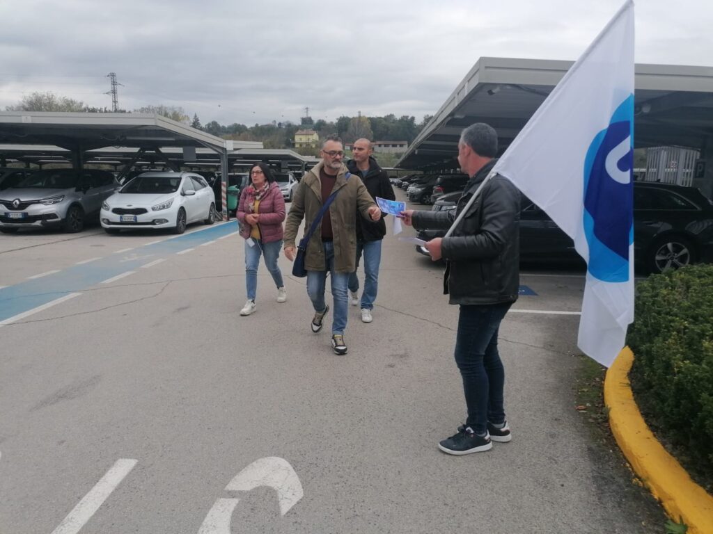 LAVORATORI IN STAFF LEASING ALLONTANATI: VOLANTINAGGIO E PROTESTE DELL'UGL DAVANTI AI CANCELLI SANOFI 2 WhatsApp Image 2023 11 24 at 14.03.51 1