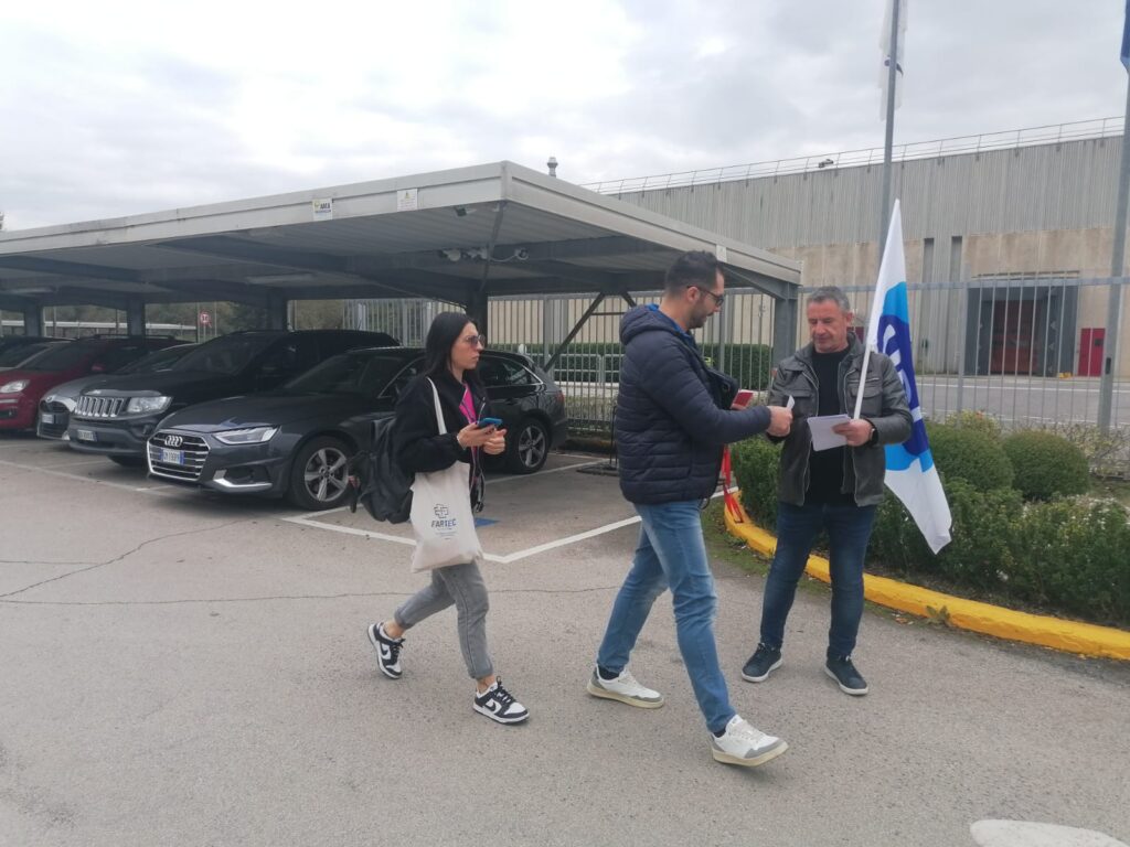 LAVORATORI IN STAFF LEASING ALLONTANATI: VOLANTINAGGIO E PROTESTE DELL'UGL DAVANTI AI CANCELLI SANOFI 1 WhatsApp Image 2023 11 24 at 14.03.56 2 1