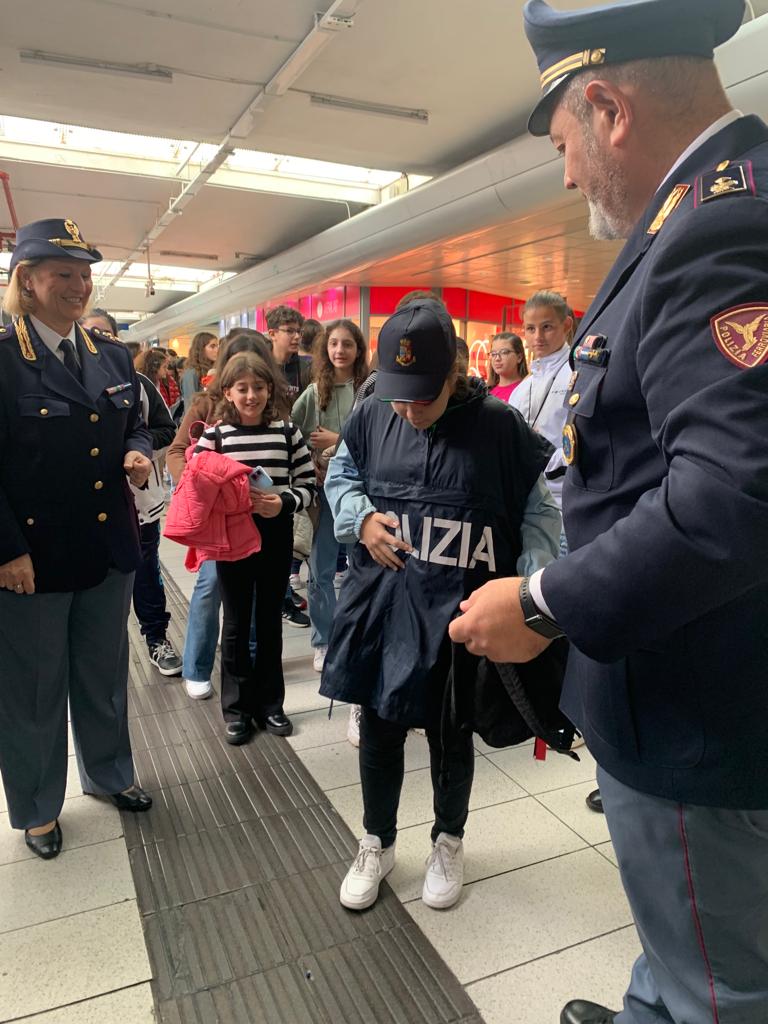 La Polizia di Stato e il personale ferroviario accompagnano gli studenti di Caivano, Forcella e Fuorigrotta in un viaggio nella storia del trasporto ferroviario 1 polfer 2