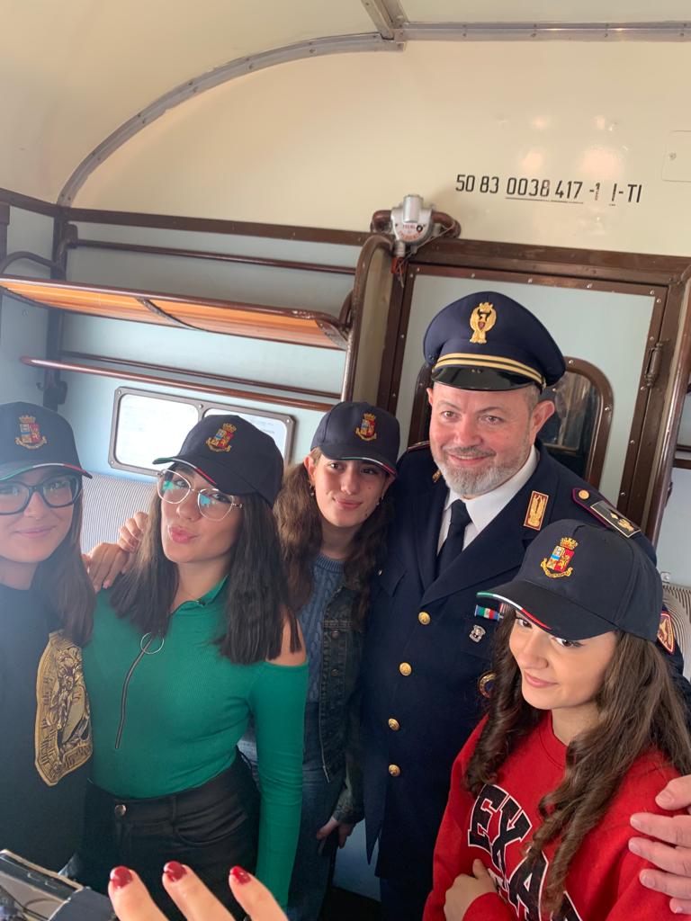 La Polizia di Stato e il personale ferroviario accompagnano gli studenti di Caivano, Forcella e Fuorigrotta in un viaggio nella storia del trasporto ferroviario 2 polfer 3