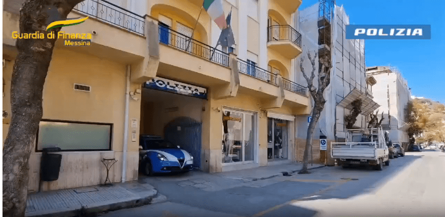 LA POLIZIA DI STATO E LA GUARDIA DI FINANZA SEQUESTRANO OLTRE UNA TONNELLATA TRA RAZZI, PETARDI, BATTERIE E COMBINAZIONI ESPLODENTI AD UN COMMERCIANTE DI MESSINA 1 3