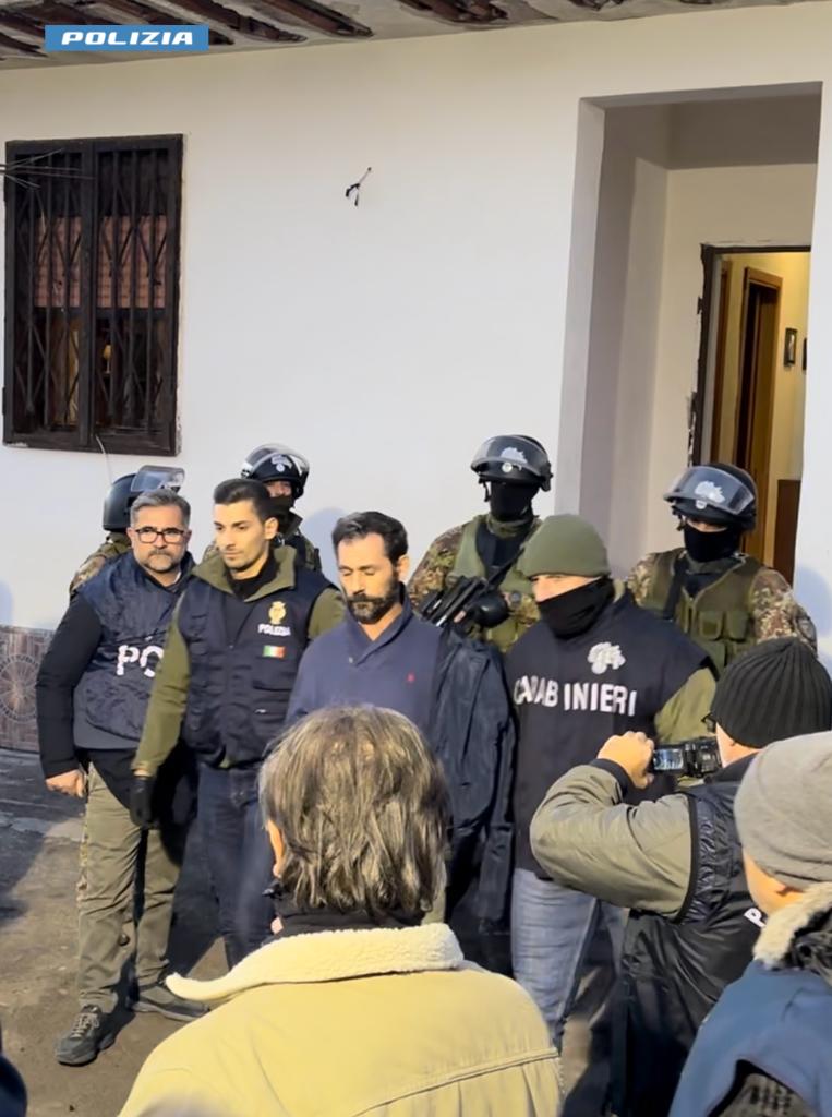 LA POLIZIA DI STATO E L'ARMA DEI CARABINIERI ARRESTANO LATITANTE PRESUNTO AUTORE DI OMICIDIO VOLONTARI 1 Foto 1 logo