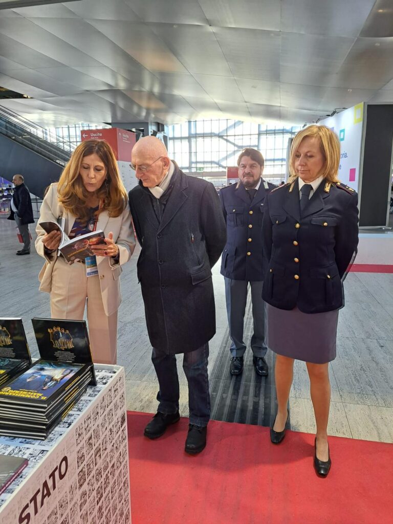 Polizia di Stato - Visita del Vice Capo della Polizia Gambacurta alla fiera “Più libri più liberi” 1 Foto 3