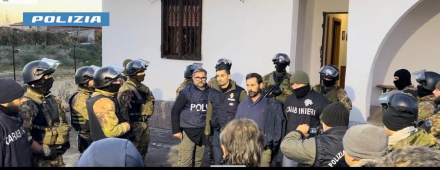 LA POLIZIA DI STATO E L'ARMA DEI CARABINIERI ARRESTANO LATITANTE PRESUNTO AUTORE DI OMICIDIO VOLONTARI 2 Foto 3 logo